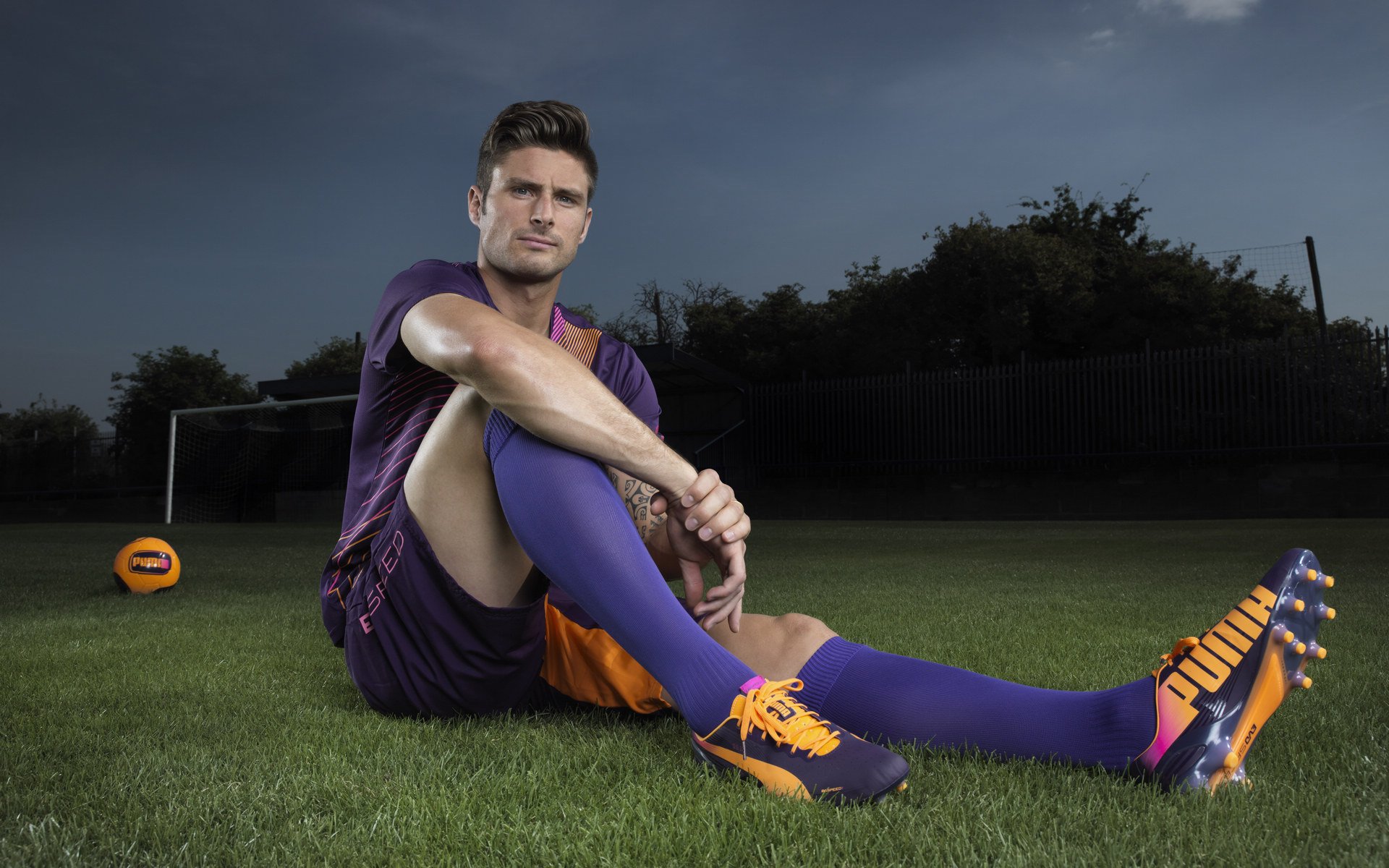 广州队防守表现稳固，广州队球员表现