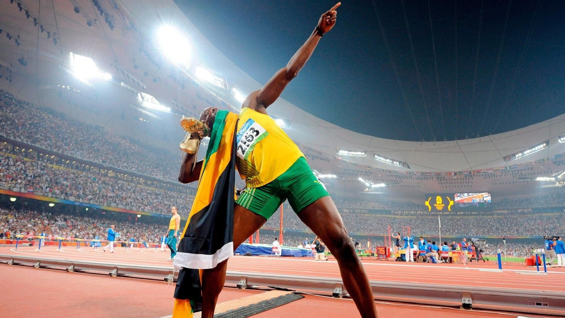 法国马术队在巴黎奥运会三项赛团体决赛中获得银牌，展现出色表现。