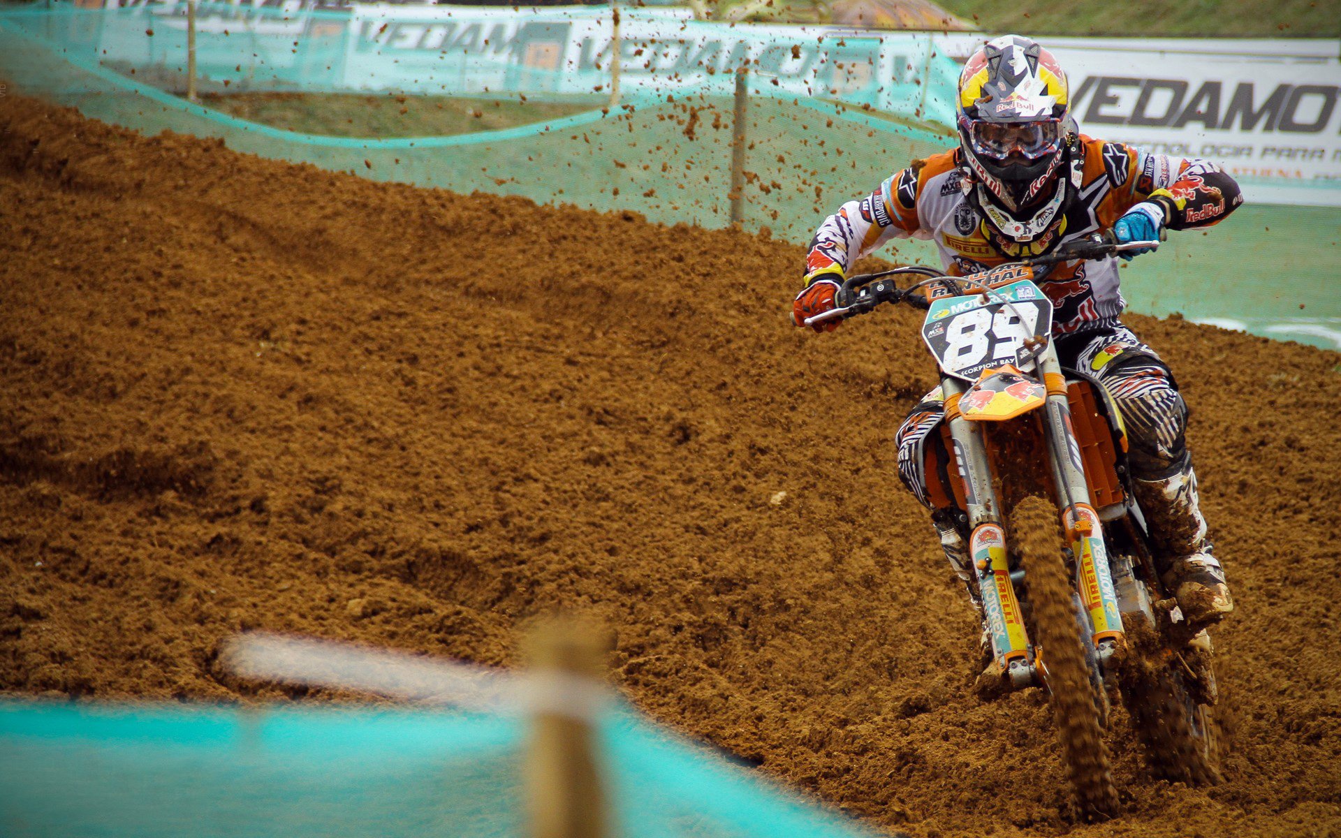 西班牙骑手在国际马术比赛中表现出色，获得多个奖项。，西班牙骑牛大赛